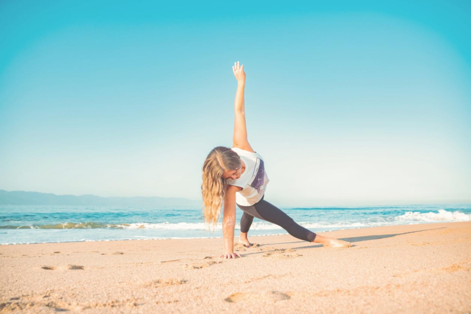 Hatha Yoga Einzelstunde – Instruktorin zeigt eine Asana-Position